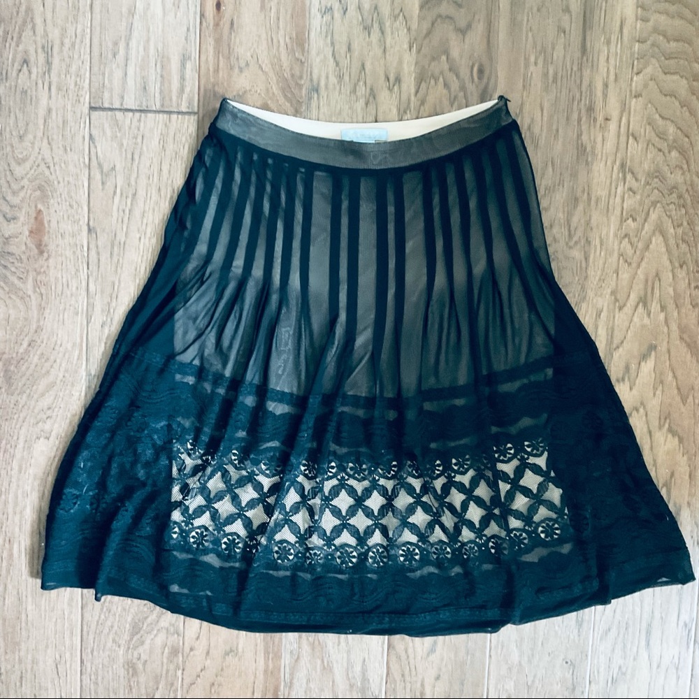 Beautiful Floral Lace Skirt ✨ Size Small